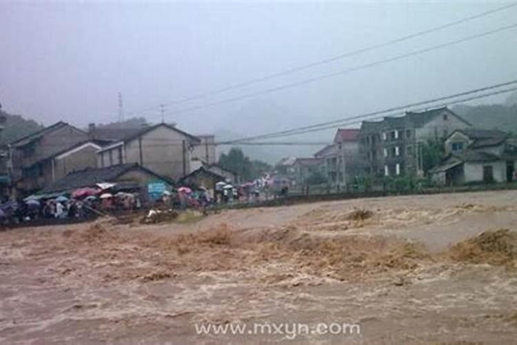 梦见大洪水下大雨