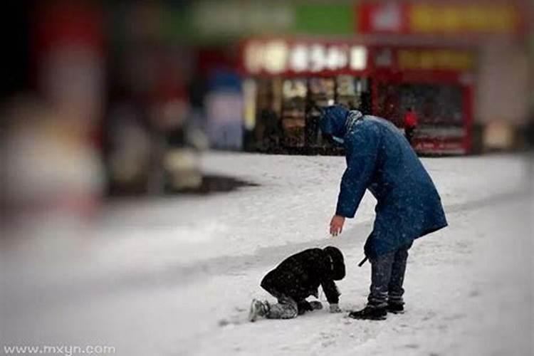 梦到在水里摔了一跤什么意思